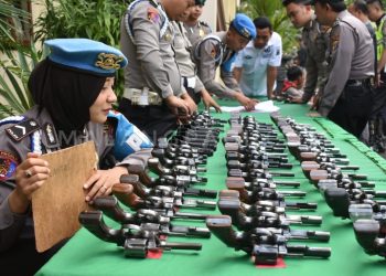 Polres Batu Periksa Anggota Pemegang Senpi