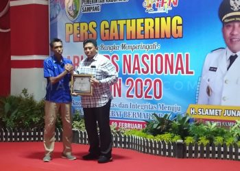 HPN ke 74, Kapolres Sampang Terima Award Tokoh Peduli Pers 