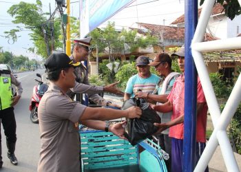 Polres Sampang Bagikan Sembako pada Abang Becak