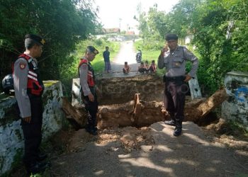 Kaur Bin Ops Sabhara Pantau Jembatan Penghubung yang Ambruk