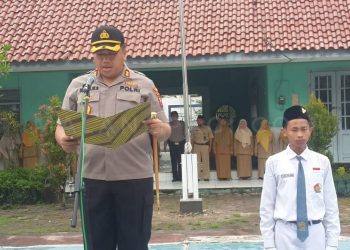 Kapolres Sampang Menjadi Inspektur Upacara di SMAN 1 Sampang