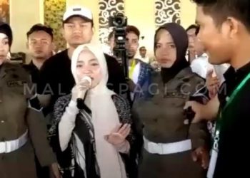 Gagal Konser di Madura, Nissa Sabyan Jumpa Fans