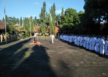 Jadi Pembina Upacara Bendera, Kapolsek Ingatkan Tertib Berlalu Lintas