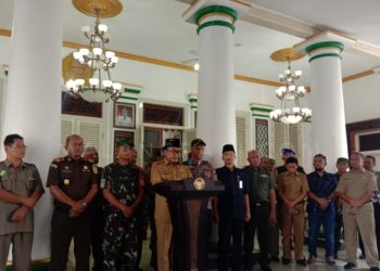 Bupati Pamekasan Gelar Konferensi Pers dan Mengeluarkan Surat Edaran