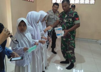 Cegah Virus Corona, Petugas Gabungan Bagikan Masker pada Santri