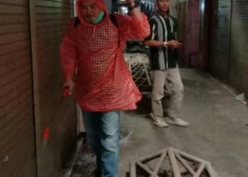 Tangkal Covid-19, Kepala UPT Pasar Singosari Pimpin Penyemprotan Anti Bakteri