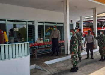 Cegah Penyebaran Covid-19, Polsek Tlanakan Laksanakan Penyemprotan Disinfektan