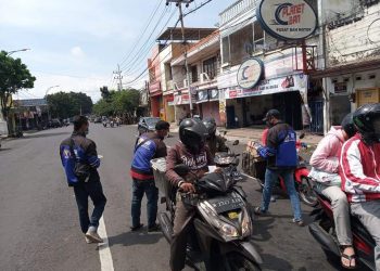Gabungan Komunitas Bagikan Masker Gratis ke Pengguna Jalan