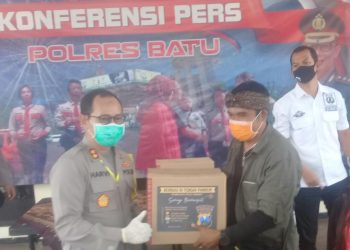Polres Batu Beri Bantuan pada Wartawan Ditengah Wabah Pandemi Covid-19