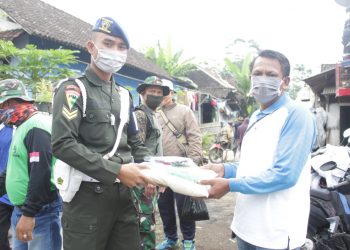Denpom Divif 2 Kostrad Bagikan Sembako dan Ratusan Masker