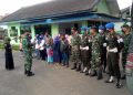 Gabungan Komunitas dan Denpom Divif 2 Kostrad Bagikan Takjil untuk Warga