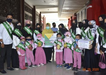 Siswa Paud Nurul Hidayah Sampang Berdonasi Peduli Covid-19