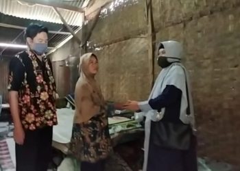 Camat Beserta Staf Kecamatan Torjun Kunjungi Warganya Kurang Mampu