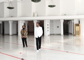 Presiden Joko Widodo saat meninjau Masjid Baiturrahim di Kompleks Istana Kepresidenan. (Foto: dok/BPMIsetpres)