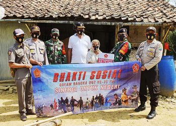 HUT TNI ke-75, Koramil 04 Torjun Bagikan Sembako ke Kaum Dhuafa