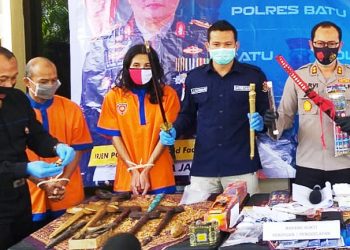 Dukun Ini Dapat Menggandakan Uang Hingga Trilyunan Rupiah. Tapi Bohong!