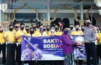 Bakti Sosial Satlantas Polres Sampang Bersihkan Masjid Arrohmah