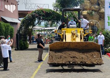 HUT Kota Batu Ke-19, Dewanti Tanam Pohon Menggunakan Loader