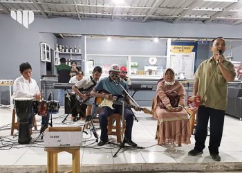 Konser Musik Tuna Netra Memukau Pengunjung Stasiun Corner