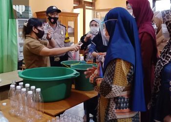 Warga Jodipan Belajar Membuat Hand Sanitizer Dari Daun Sirih
