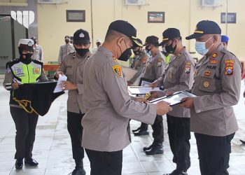 Kapolres Sampang Bagikan 10 Piagam Juara Lomba Penanganan Peristiwa Pidana