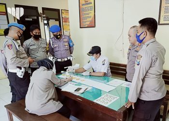 17 Anggota Polsek Banyuates Lakukan Tes Urine Dadakan