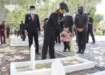 Kapolres Sampang Pimpin Upacara Hari Pahlawan Di TMP Kusuma Negara