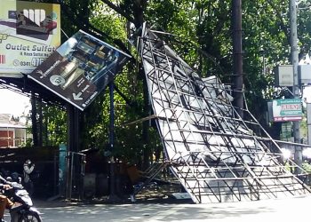 Papan Reklame Raksasa Ambruk Diterjang Angin Kencang