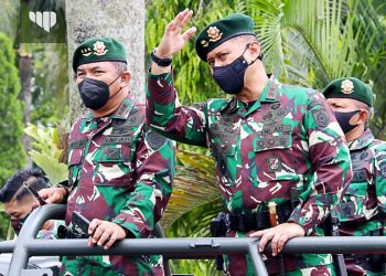 Pangkostrad Tinjau Fasilitas Latihan Virtual Reality Parachute Simulator