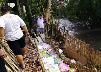 Gotong Royong Perbaiki Dampak Longsor di Janti Barat, Kota Malang