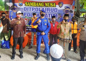 Ditpolairud Polda Jatim Salurkan Bantuan Kepada Nelayan Pulau Mandangin