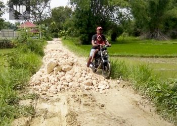 Puluhan Tahun Rusak Parah, Jalan Poros Desa Ko’olan Belum Ada Perbaikan