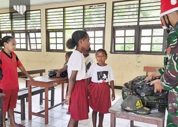 Satgas Yonif MR 413 Kostrad Beri Bingkisan Natal Kepada Anak Perbatasan RI-PNG