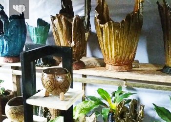 Kreasi Vas Bunga dari Pakaian Bekas