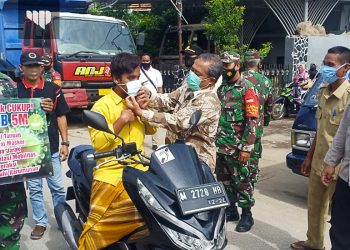 Cegah Warganya Terpapar Covid-19, Forkopimcam Omben Bagi Masker Gratis