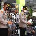 Kapolres Sampang Turun Gunung Bagi Masker di Pasar Srimangunan
