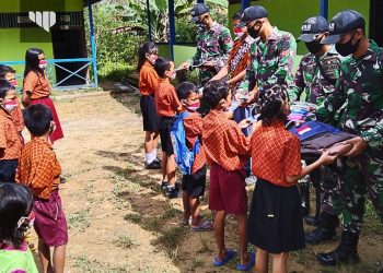 Satgas Yonif 642 Bagikan Perlengkapan Sekolah ke Siswa SDN 17 Palapasang, Kalbar