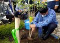 Wakil Walikota Malang Tanam Pohon Pule di SMKN 7 Malang