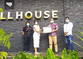 Volunteer LBH Malang Berikan Sertifikat Partnership Kepada Hill House Batu