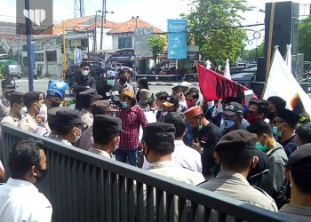 Kejari Sampang Tolak Temui Massa, Unjuk Rasa Berujung Ricuh