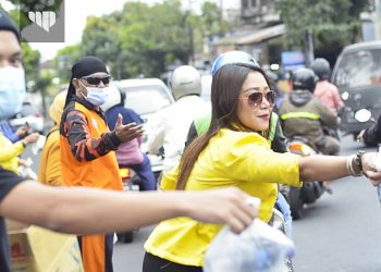Sambut Ramadan, Srikandi Pemuda Pancasila Sampang Bagi-Bagi Beras dan Kurma