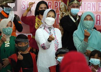 Seminar Hari Kartini, Walikota Batu Berikan Beasiswa dan Santunan