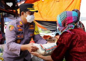 Baksos Ramadan, Kapolres Batu Turun Langsung Bagikan Paket Sembako