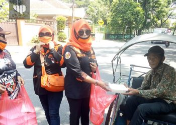 Jumat Berkah, Srikandi Pemuda Pancasila Kota Malang Bagikan Ratusan Makanan