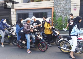 YUA Jatim dan Pemdes Junrejo Bagikan Takjil Plus Masker