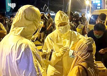 Antisipasi Lonjakan Covid-19, Polres dan Dinkes Sampang Lakukan Penyekatan di Jalur Utama