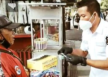 Satreskrim Polres Batu Bagikan Ratusan Sembako dan Masker