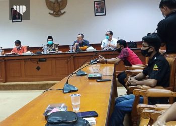 Yayasan Banyuanyar Peduli Dunia Pendidikan, Berikan Seragam dan Alat Tulis Gratis