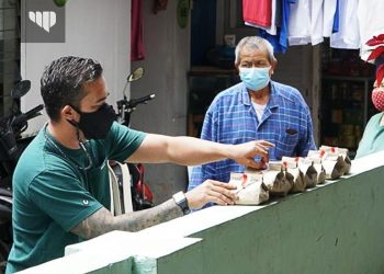 Hill House Batu Bagikan Nasi Bungkus Merah Putih Kepada Masyarakat yang Menjalani Isoman