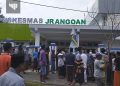 Puluhan  Warga Kepung Puskesmas Jrangoan Sampang. Ada Apa?